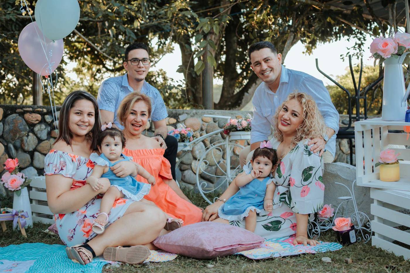 Una familia sonriendo junta